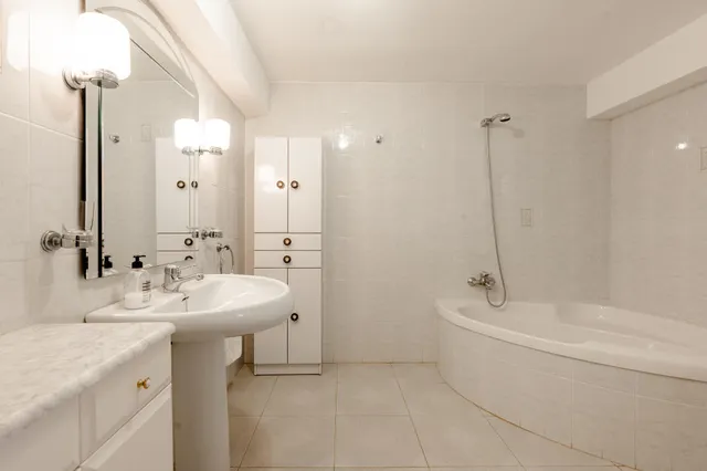 Amplia vivienda con piscina privada, terraza y garaje cerrado — 32