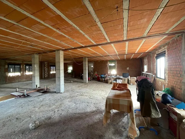 CASA DE CAMPO CON NAVE DE 300M EN EL COLLADO SIERRA DE FUENTES — 17