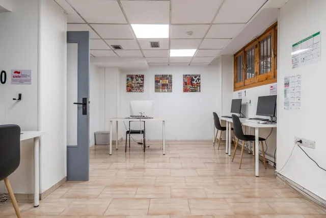Venta de amplio y funcional local en zona inmejorable (avda. madrid) - Granada — 41