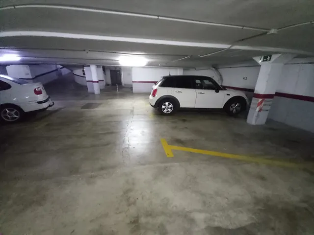 Plaza coche mediano en les Corts (Joan Güell-Novell), Barcelona — 4
