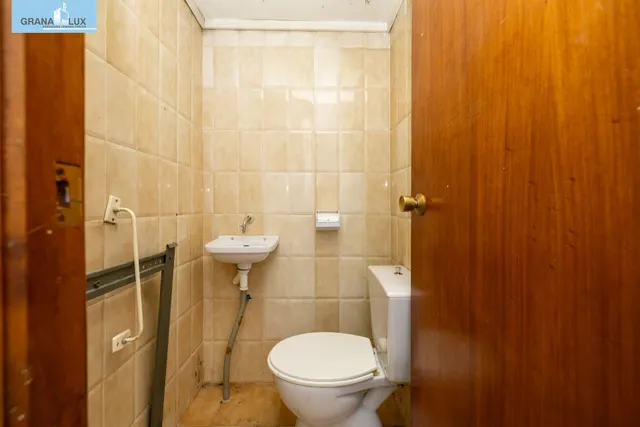 Local comercial junto a calle Alhamar. Ideal para oficina, despacho o almacén. Muy económico — 12