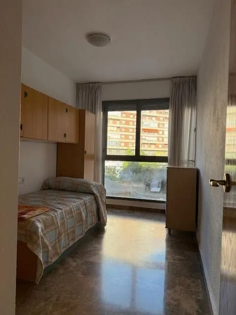 Alquiler de apartamento en el centro , junto a el Corte Ingles, 2 dormitorios, plaza de garaje y trastero — 35