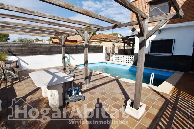CHALET CON PISCINA, GARAJE Y TERRAZA — 2
