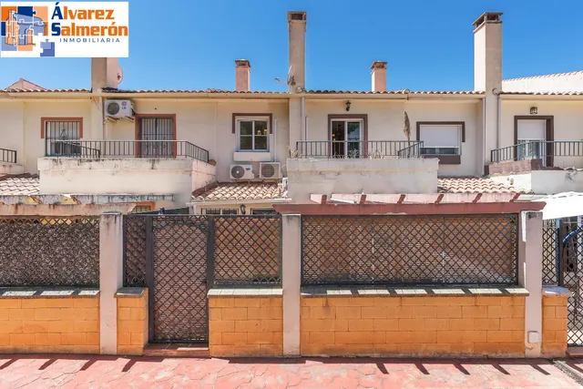 ADOSADA EN URBANIZACIÓN EN HUETOR VEGA — 46