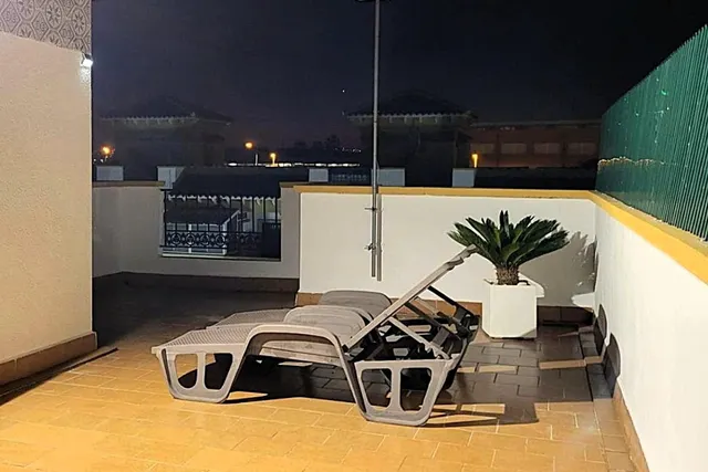 Casa adosada en buen estado (aprox. 87 m2) en el popular Jardín del Mar XIII. Terraza orientada al suroeste frente a la casa, azotea, gran piscina comunitaria y cerca de colegios y supermercados. — 19