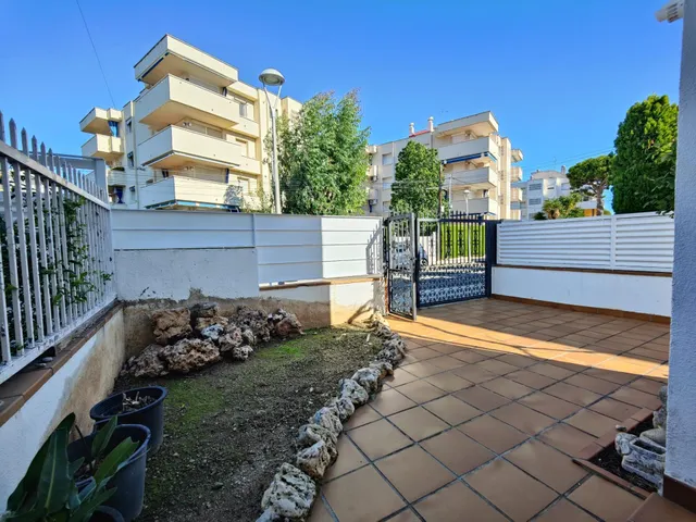 Casa adosada en Calafell de 3 habitaciones y gran jardín cerca del tren — 36