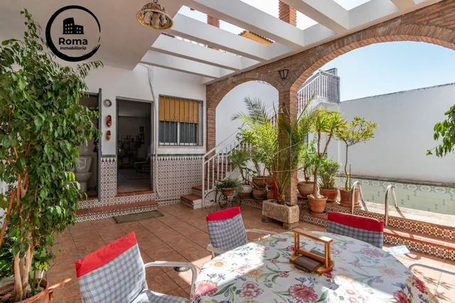 Gran Casa en Esquina en Atarfe – 4 Dormitorios, Piscina, Gar - foto 2