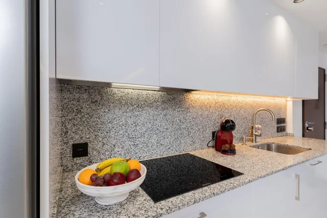 Exclusivo Piso Totalmente Reformado con Terraza en el Centro de Estepona — 46