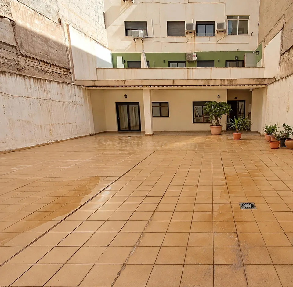 Planta baja de 131 m2 con terraza privada de más de 40 m2, garaje y 2 trasteros en Alicante