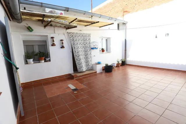 Casa en planta baja para entrar a vivir con 3 dormitorios, cocina amplia, salón, comedor, 2 patios y lavadero — 22