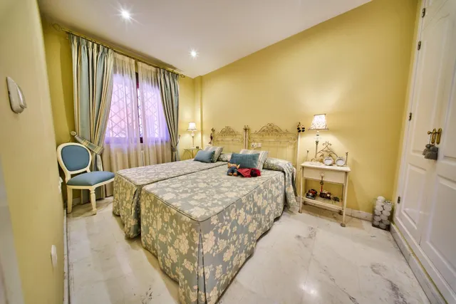 AMPLIA CASA DE 5 DORMITORIOS CON GARAJE, GRANDES TERRAZAS Y VISTAS AL CAMPO DE GOLF EN PLAYA GRANADA — 42