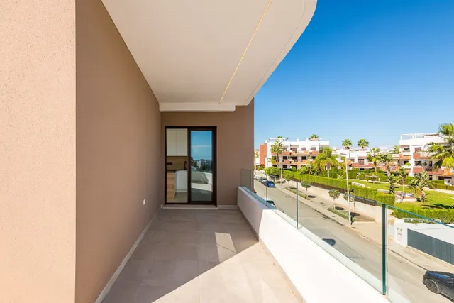 Apartamento de 3 dormitorios en Punta Prima - foto 4