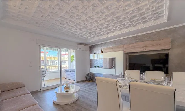 Ático reformado con vistas al mar, enorme terraza y piscina a 50 m de la playa en Torrevieja — 8