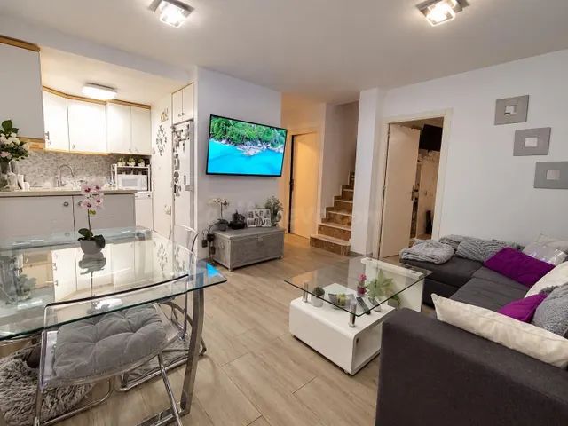 Dúplex en esquina con piscina comunitara  de 3 dormitorios con amplia terraza y patio — 3