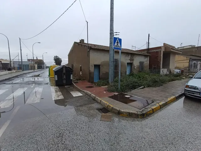 Se vende casa de pueblo para reformar sobre una parcela de 196m2 en terreno urbano — 7