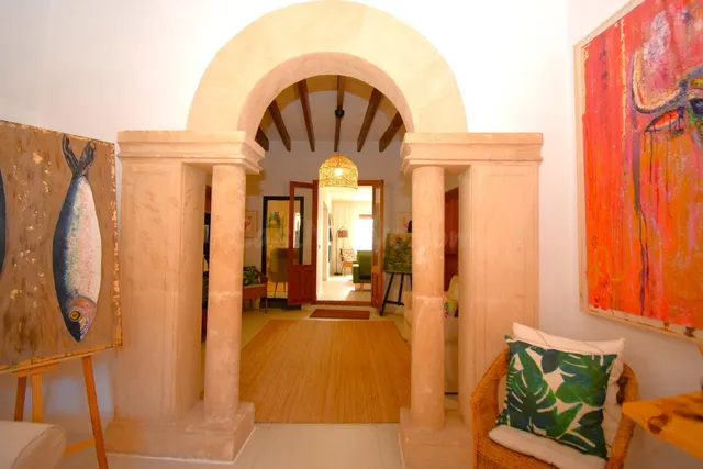 Casa con carácter mallorquín y jardín en Muro - foto 2