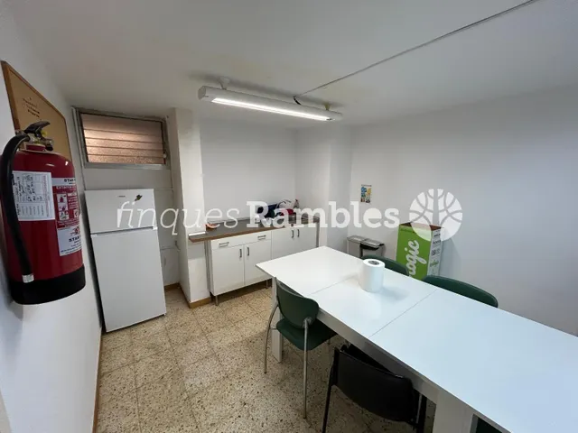 LOCAL COMERCIAL A L'AVINGUDA BARCELONA — 7