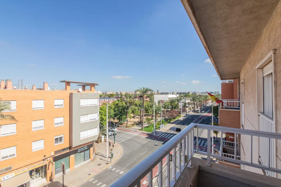 Luminoso piso exterior a esquina de 90 m2 con balcón, garaje y vistas despejadas en avenida de Alicante (vpo)