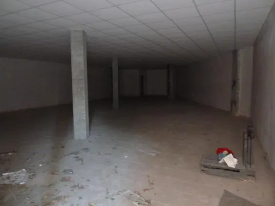 LOCAL COMERCIAL CON FACHADA DE 8 METROS APROX. — 3
