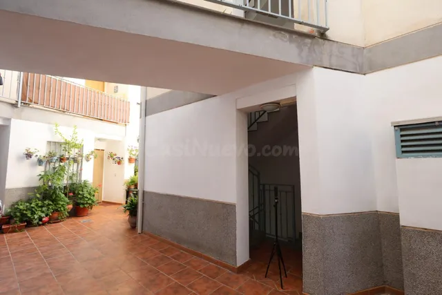 Piso bajo en pleno centro de Cúllar Vega con garaje incluido - foto 2