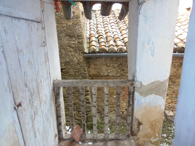 Casa grande haciendo esquina en el centro del pueblo, con patio grande, planta baja, dos alturas — 13