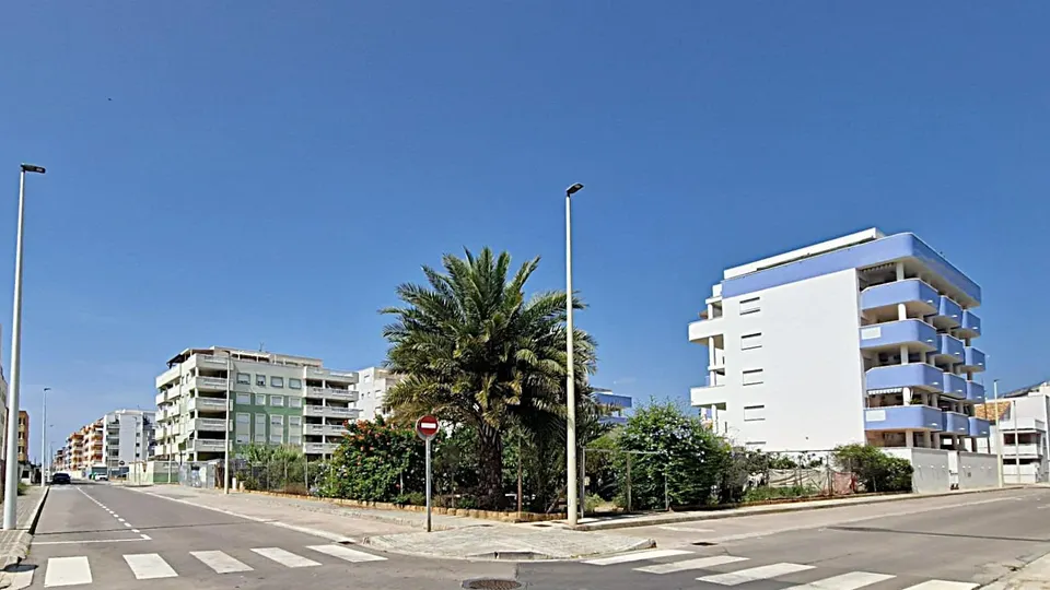 SOLAR URBANO JUNTO AL MEDITERRÁNEO – ¡OPORTUNIDAD ÚNICA!