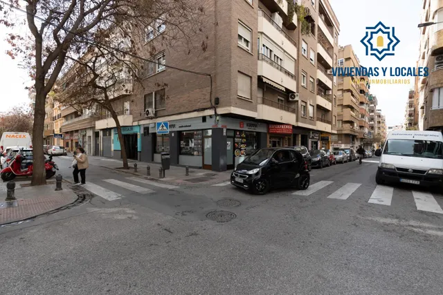 Amplio local comercial en una de las zonas más consolidadas de Granada con salida a dos calles — 29