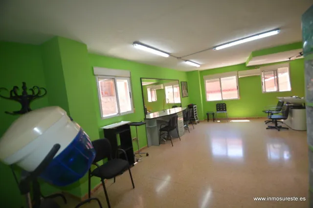 ¡¡ GRAN OPORTUNIDAD PARA NEGOCIO !! Local en entresuelo próximo al Colegio Santo Domingo en Orihuela, 30 m2. construidos, ideal para despacho de Abogado y/o Procurador. — 2