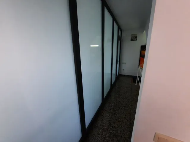Casa esquinera, de 3 dormitorios, terraza, azotea. Dispone de 2 locales comenrciales. MUY CÉNTRICA — 30