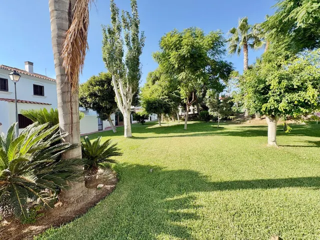 Casa adosada con dos patios privados y piscina comunitaria en Caleta de Vélez — 18