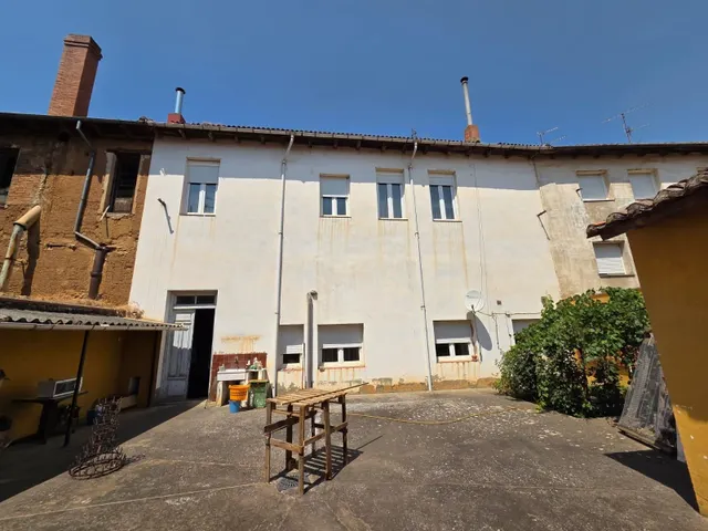 SE VENDE CASA EN VALENCIA DE DON JUAN, 2 PLANTAS, 5 HAB., 2 COCINA, BAÑO, ASEO, PATIO, COCHERA. — 22