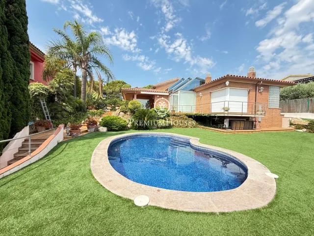 Preciosa casa de lujo en venta con vistas al mar y piscina en Calella — 43