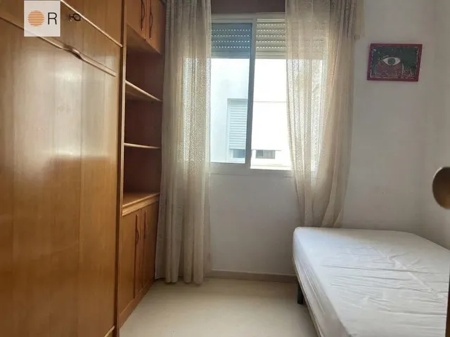 Piso con 4 dormitorios, 2 baños y terraza — 7