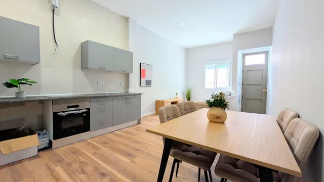 ¡PLANTA BAJA TOTALMENTE REFORMADA, MODERNA, 75 m2, 2 DORMITORIOS, PATIO 25 m2 Y ENTRADA INDEPENDIENTE! — 2
