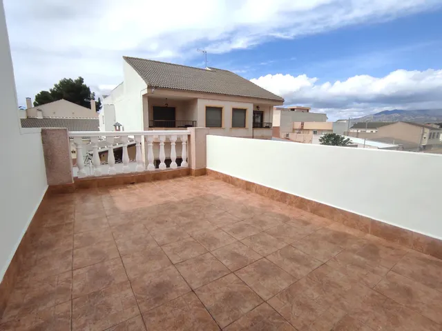 SE VENDE CASA CON AMPLIO PATIO EN PINOSO. — 15