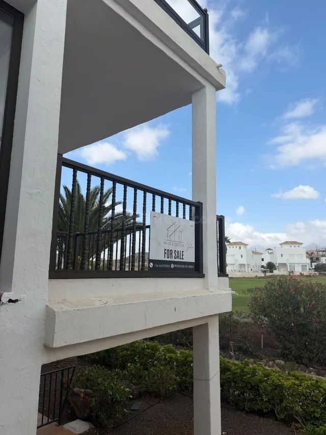 Apartamento reformado con terraza y vistas al golf en Amaril