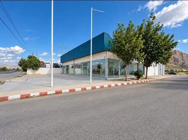 Nave comercial ideal para concesionario en el Polígono Industrial de Orihuela — 4