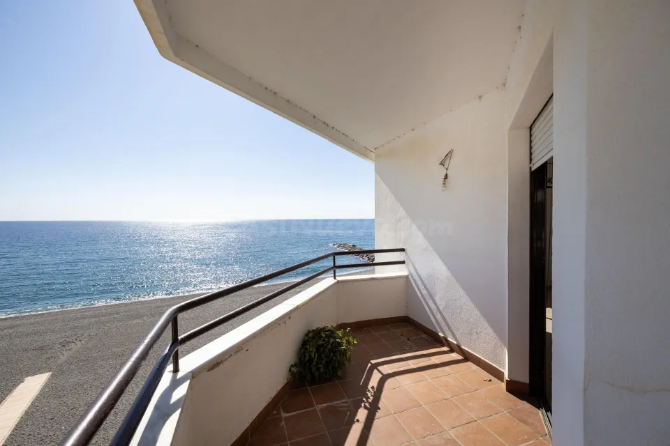 !! IMPRESIONANTE VIVIENDA EN PRIMERA LINEA DE PLAYA !!