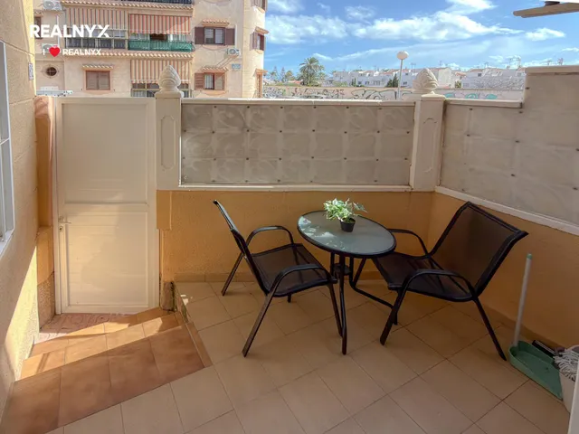 Encantador apartamento tipo bungalow con amplia terraza y licencia turística + Piscina comunitaria + Amplio patio — 28