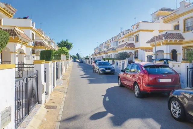 Casa adosada en buen estado (aprox. 87 m2) en el popular Jardín del Mar XIII. Terraza orientada al suroeste frente a la casa, azotea, gran piscina comunitaria y cerca de colegios y supermercados. — 22