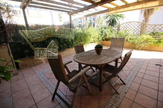 EXCLUSIVO CHALET ESQUINERO EN LA PATACONA — 6
