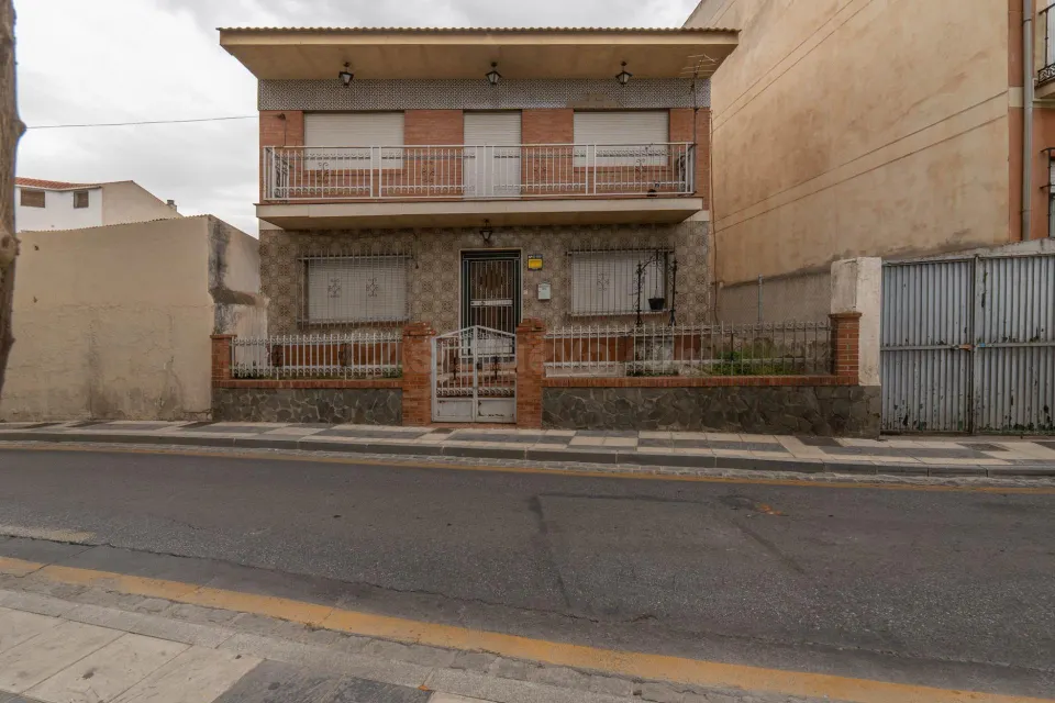SE VENDE CASA CON UNA PARCELA DE 461 m2 (EN EL CENTRO DE LOS OGÍJARES).
