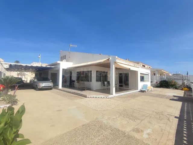 Fantástico chalet en primera línea en Guardamar del Segura,  - foto 3