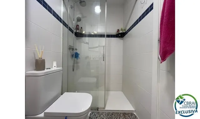 Bonito y moderno piso con vistas al canal y amarre de 2,5 x 5 m en Port Emporda, cerca de la playa y del centro de Empuriabrava — 13