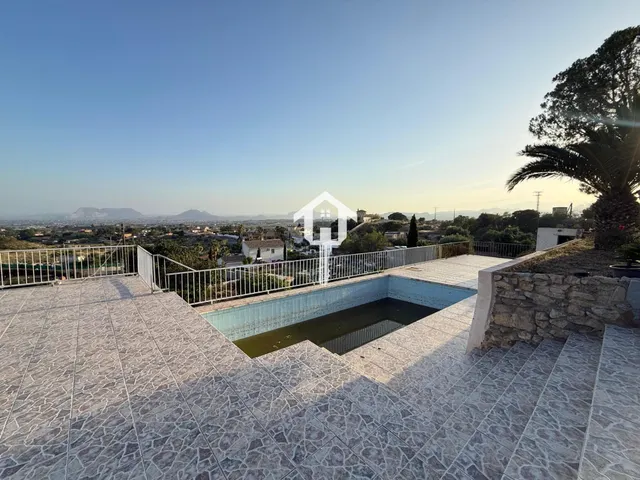 CHALET INDEPENDIENTE EN VENTA EN ALICANTE, 2762m2, 5 habitac - foto 2