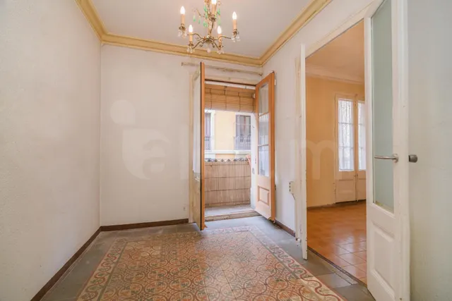 Espectacular vivienda esquinera con siete balcones frente al Mercat del Born — 26