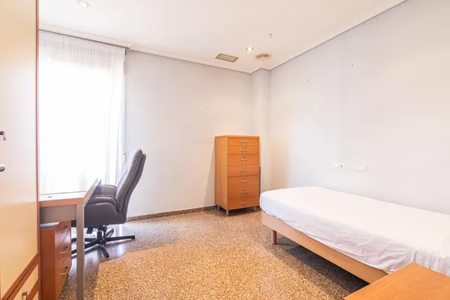 Luminoso piso exterior a esquina de 90 m2 con balcón, garaje y vistas despejadas en avenida de Alicante (vpo) — 30