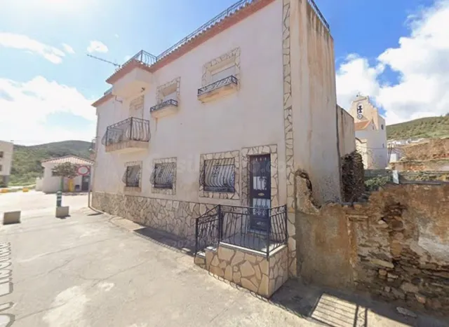 Se vende casa OKUPA en Plaza de la Juventud 1 en Las Tres Vi