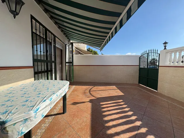 Casa adosada con dos patios privados y piscina comunitaria en Caleta de Vélez — 28