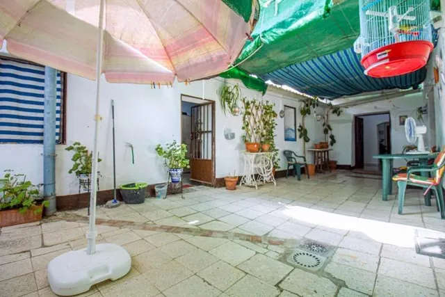 CASA EN SAN ROQUE TOTALMENTE EXTERIOR CON MUCHAS POSIBILIDADES PATIO AMPLIO Y TERRAZAS — 2